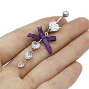 Piercing de nombril en cœur avec nœud en soie violette et accents en zircon clair