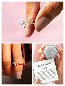 Dettaglio dell'anello battito cardiaco con cuore di diamante e confezione regalo di lusso
