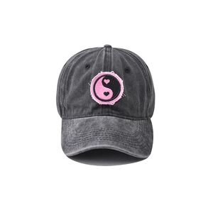 Berretto da baseball in cotone lavato grigio scuro con ricamo yin-yang a cuore