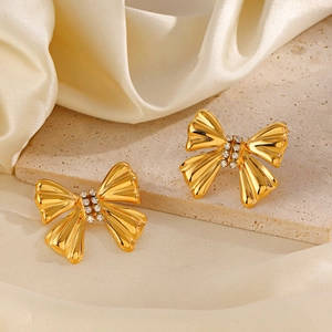 Orecchini a fiocco placcati in oro 18K con cristalli su sfondo di seta lussuosa