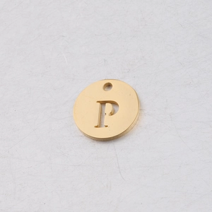 Gros plan d'un pendentif rond doré en acier inoxydable de 12mm avec la lettre P évidée