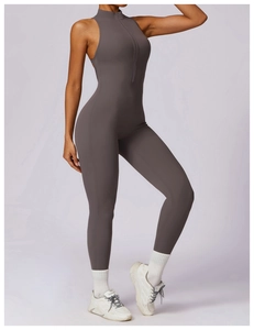 Détail d'un body de yoga gris foncé sans manches avec fermeture éclair avant pratique