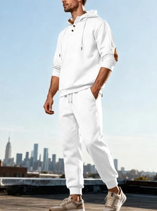 Détail du tissu gaufré blanc sur cet ensemble sweat à capuche et jogging pour homme
