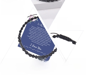 Détail du bracelet code morse en pierre de lave avec carte cadeau pour mon fils
