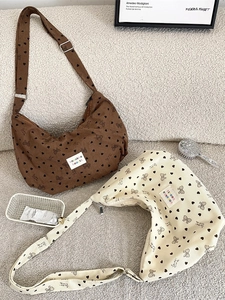Schultertaschen aus Cord in Halbmondform mit Herz- und Schleifenmustern in Braun und Beige