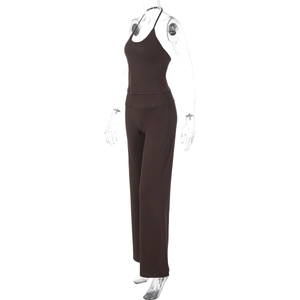 Vue détaillée de l'ensemble deux pièces tricoté marron avec haut dos nu et pantalon large