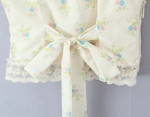 Détail du tissu à fleurs avec bordure en dentelle blanche et ruban en forme de nœud