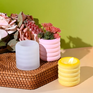 Detalle del molde de silicona para velas en espiral y mini macetas para suculentas