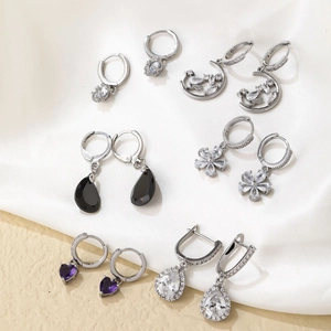 Sélection de boucles d'oreilles pendantes avec strass cœur et goutte en argent