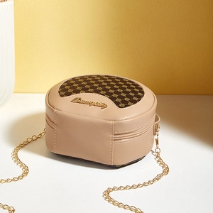 Mini sac rond chic en cuir beige avec motif géométrique vintage et chaîne dorée