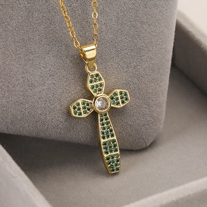 Collana a croce placcata oro con zirconi verdi e pietra centrale su base velluto
