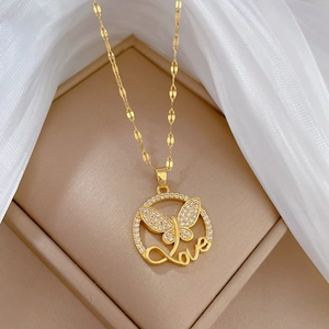 Elegante collana dorata con pendente a farfalla Love e zirconi in una scatola regalo