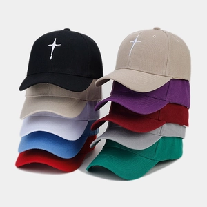 Gros plan de casquettes de baseball avec broderie d'étoile et texture de coton en plusieurs couleurs