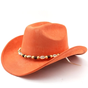 Détail d'un chapeau de cowboy orange vif avec perles ethniques et bandeau en coquillages