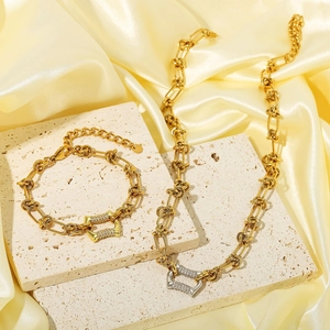 Parure de collier et bracelet géométrique dorée avec micro-diamants incrustés de luxe