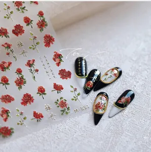 Détail des stickers ongles mats M-851 avec fleurs, bordures dorées et calligraphie