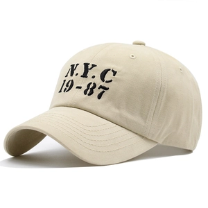 Détail de la broderie NYC 19-87 sur une casquette de baseball en coton beige aux coutures fines