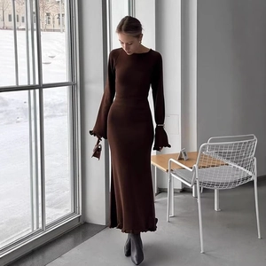 Elegante abito lungo in maglia marrone slim-fit con volant femminili sul bordo