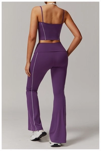 Rückansicht von lila Yoga-Set mit Racerback-Top und ausgestellter High-Waist-Leggings