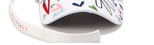 Détail d'une casquette blanche avec graffitis, motifs cœurs et longue lanière brodée