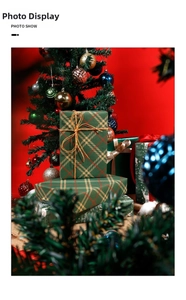 Détail de papier cadeau de Noël à carreaux verts sur des boîtes sous un sapin