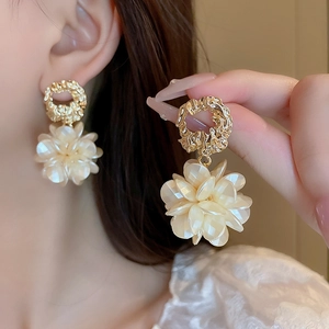 Boucles d'oreilles fleurs vintage en acrylique avec métal martelé doré et nacre douce