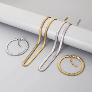 Set dettagliato di collane e bracciali a maglia serpente in acciaio dorato e argento