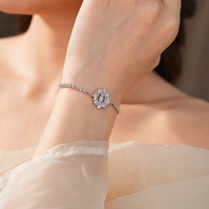Gros plan du bracelet à billes argentées avec pendentif portrait en zircons brillants