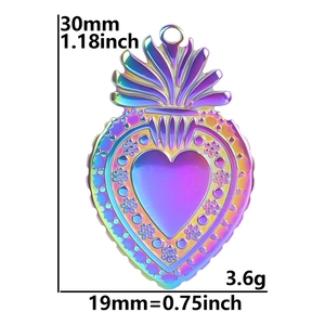 Détails et dimensions du pendentif cœur arc-en-ciel avec gravures flamme et fleur