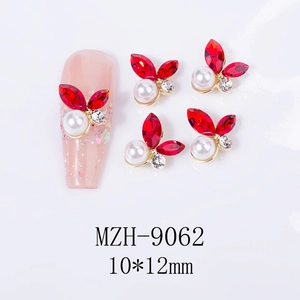 Makro-Detail von rotem Schmetterling-Nagelschmuck mit Perlen und Kristallen auf Weiß