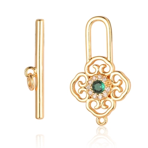Macro d'un fermoir en T doré et d'un pendentif nuage en zircon vert pour la bijouterie