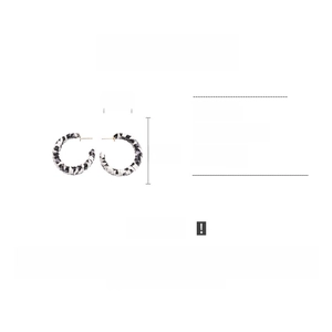 Detailed size specifications for C-shaped leopard print leather earrings, 4.2cm diameter