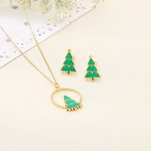 Detailansicht von goldenem Weihnachtsbaum-Halsketten- und Ohrring-Set mit grünem Emaille