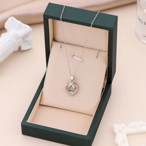 Collana con ciondolo a cuore argento in scatola verde con decorazione elegante