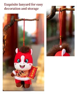 Détail de la mascotte en peluche de l'année du cheval 2026 avec cordon et parchemin