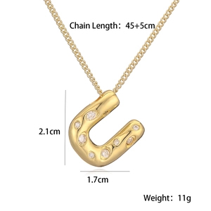Dettaglio collana a ferro di cavallo placcata oro 18k con dimensioni e lunghezza catena