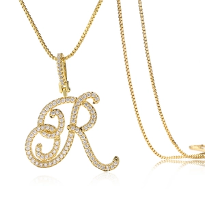Vue détaillée du collier pendentif lettre R en or avec des zircons brillants pavés