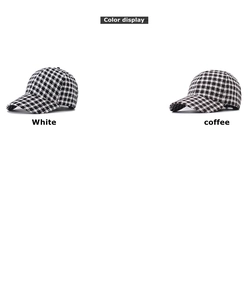 Farbdisplay von dicken Tweed-Karo-Baseballkappen in Weiß-Schwarz und Kaffee-Tönen