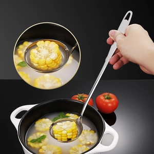 304 Edelstahl Suppenkelle mit langem Griff, zeigt Servieren von Maissuppe im Detail-Nahaufnahme
