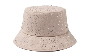 Détail d'un chapeau bob en coton beige orné de strass argentés brillants et élégants