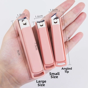 Detailansicht der großen, kleinen und schrägen rosa Nagelknipser mit Spritzschutz