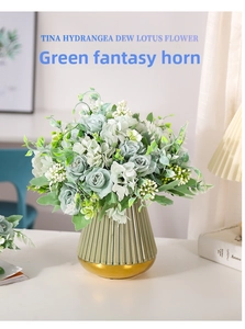 Detalle de rosas y hortensias vintage en un jarrón de cerámica verde de Morandi
