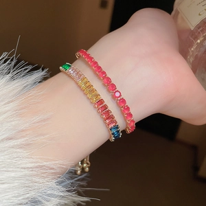 Bracelet à chaîne réglable avec zircons arc-en-ciel et cristaux rose fuchsia dorés
