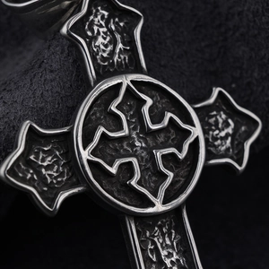 Pendentif double croix vintage en acier inoxydable avec gravures géométriques détaillées