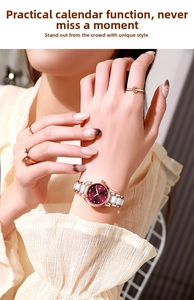 Gros plan d'une montre bicolore pour femme avec cadran bordeaux et index en cristal