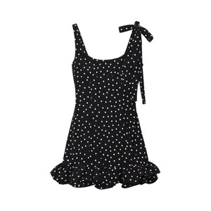 Robe noire à pois sans manches avec nœud à l'épaule et ourlet à volants sur fond blanc