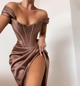 Detailaufnahme des braunen Satin-Kleids mit Korsett-Oberteil und hohem Seitenschlitz