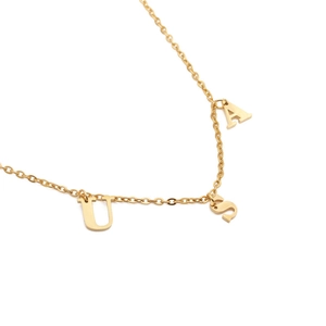 Collier en acier inoxydable doré avec pendentifs lettres USA sur fond blanc épuré
