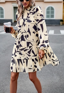 Détail d'une robe beige à manches longues et motifs abstraits noirs lors d'un shooting