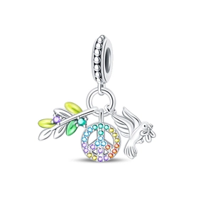 Dettaglio di ciondoli albero della vita e colomba della pace in argento con zirconi colorati